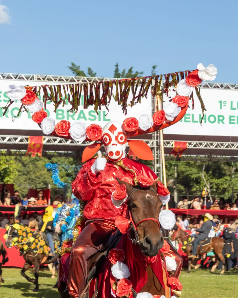 O 'joia' do mascarado nas Cavalhadas de Pirenópolis
