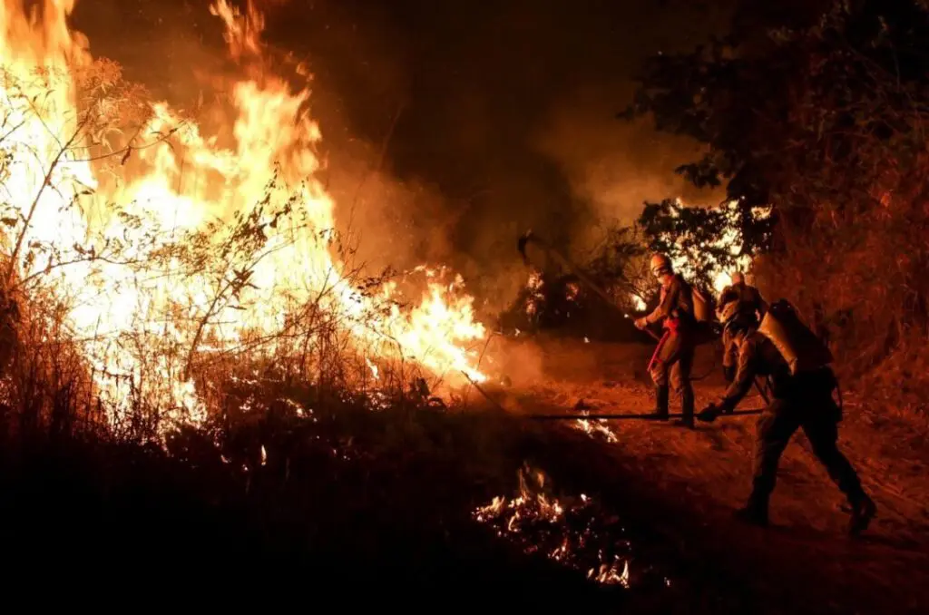 &Uacute;ltimo foco de inc&ecirc;ndio &eacute; eliminado em Piren&oacute;polis