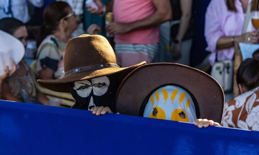 Mascarados mirins mantêm viva a tradição em Piri