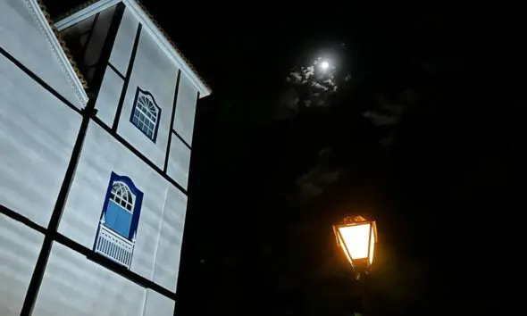 Lua crescente ilumina noite em Pirenópolis