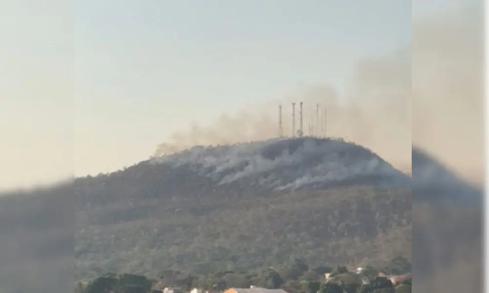Incêndio continua no Morro do Frota em Pirenópolis