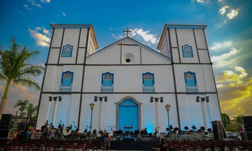 Pôr do sol e palco preparado para a abertura do Canto 2025