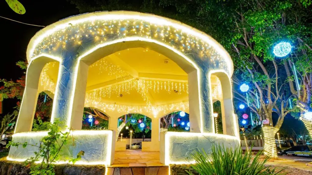 Pirenópolis se Ilumina para o Natal 2025 com Montagem Iniciada em Outubro