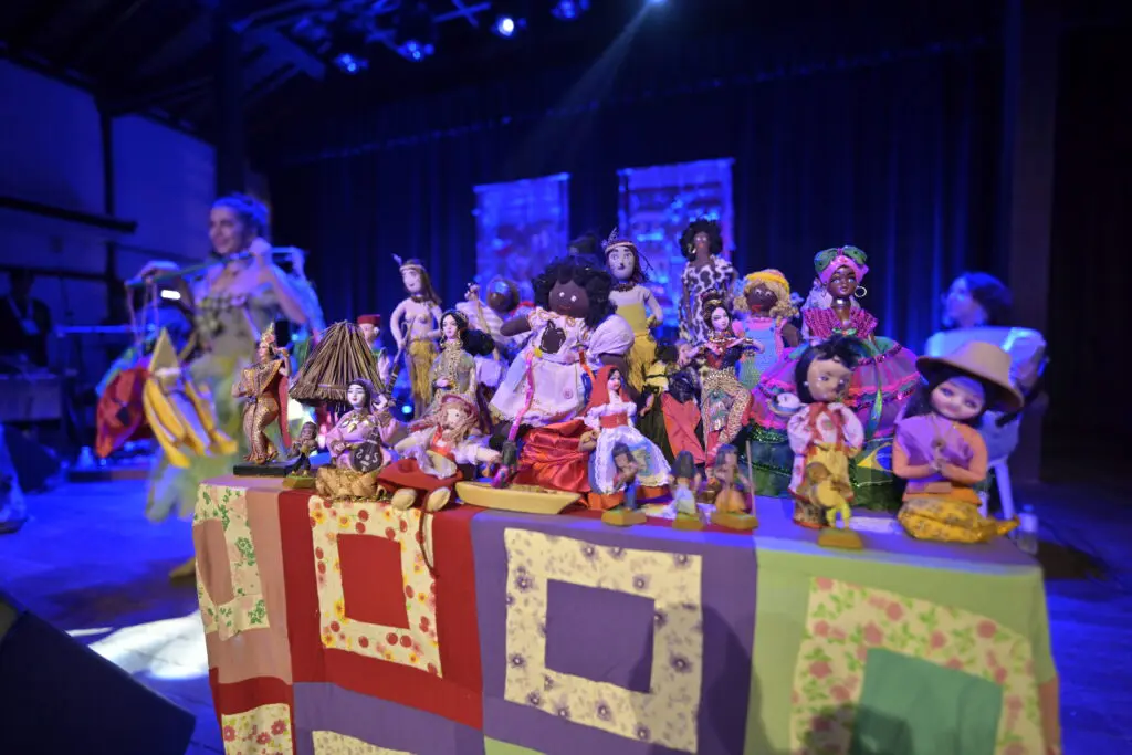 Debora de Sá prova força do teatro brasileiro com 'Maria Grampinho'