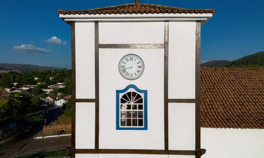 Torre do relógio da Matriz se destaca no céu de Pirenópolis