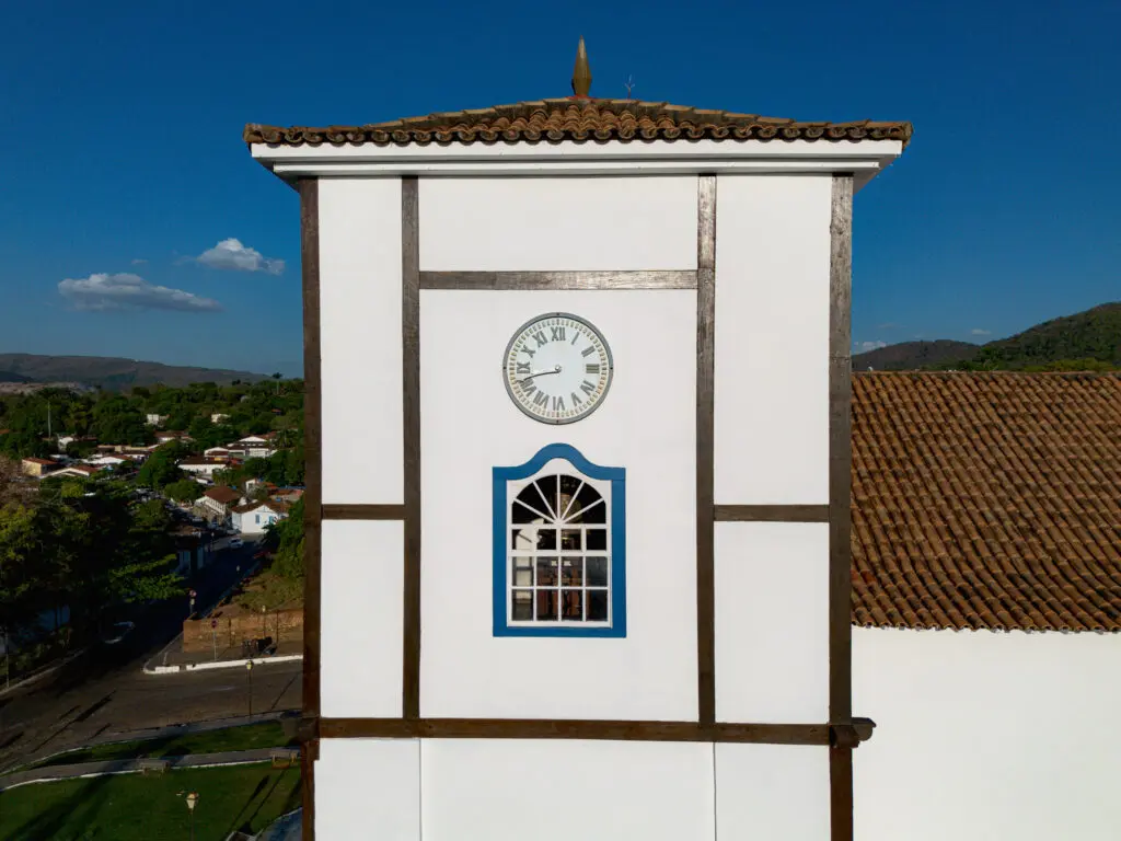 Torre do relógio da Matriz se destaca no céu de Pirenópolis