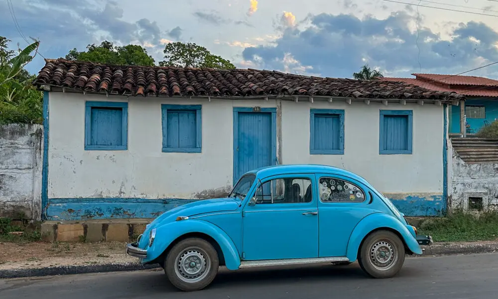 Fusca azul nas ruas : um ícone sobre rodas