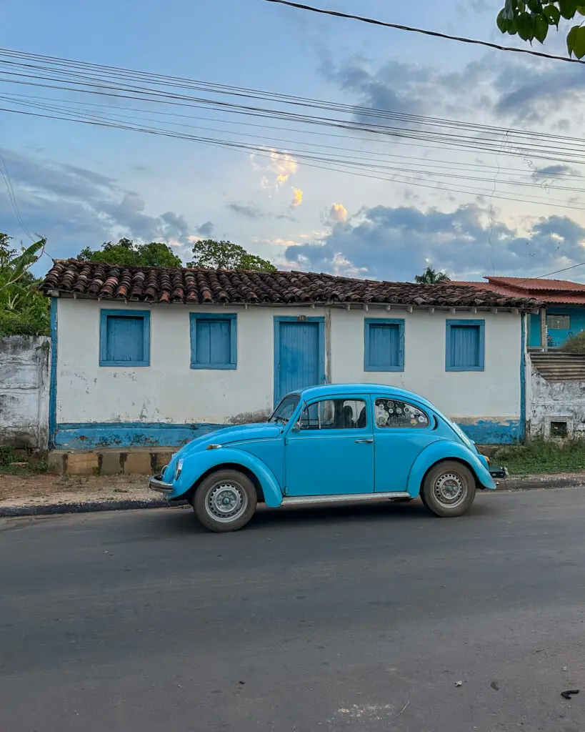Fusca azul nas ruas : um ícone sobre rodas