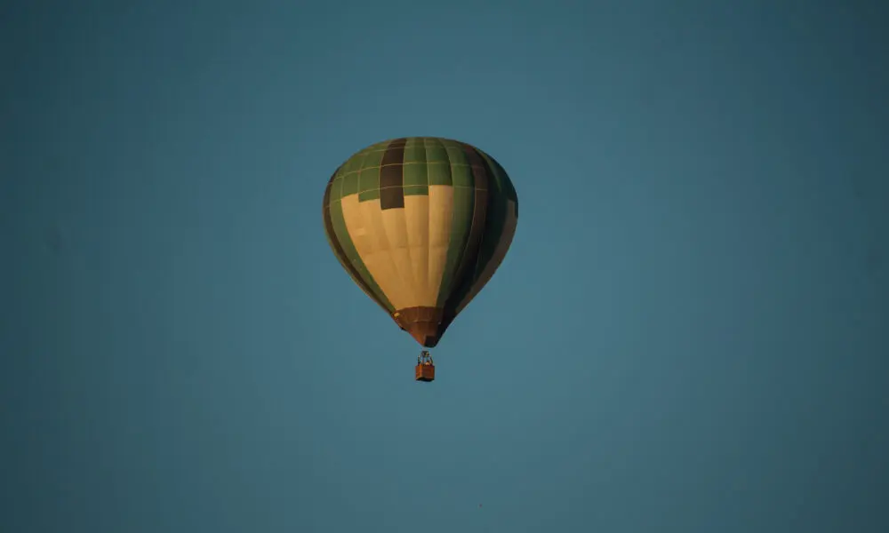 Balão sobrevoa Pirenópolis e colore o céu ao amanhecer