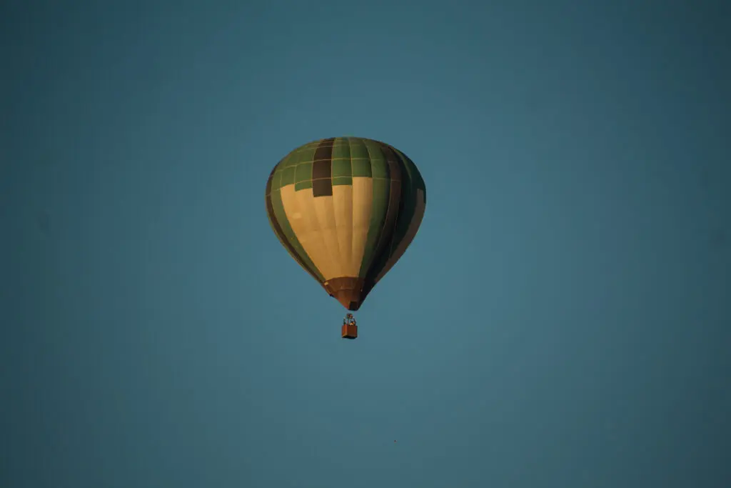 Balão sobrevoa Pirenópolis e colore o céu ao amanhecer