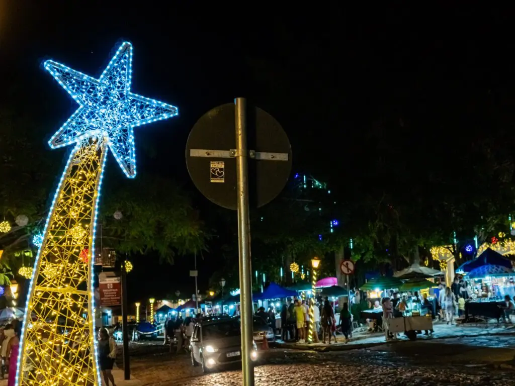 Pirenópolis se Ilumina para o Natal 2025 com Montagem Iniciada em Outubro