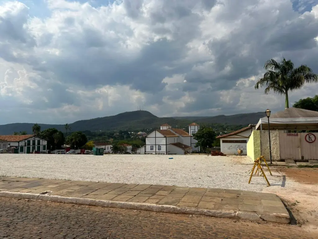 Demoli&ccedil;&atilde;o do Largo da Matriz em Piren&oacute;polis Gera A&ccedil;&atilde;o