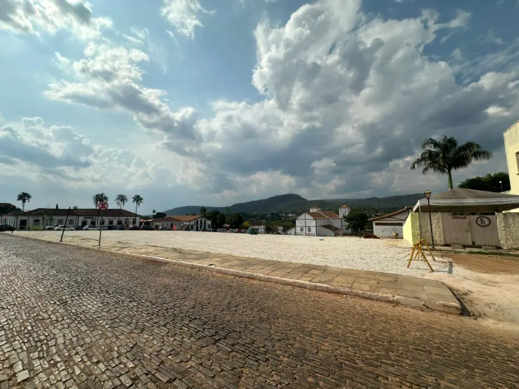 Demolição do Largo da Matriz em Pirenópolis Gera Ação