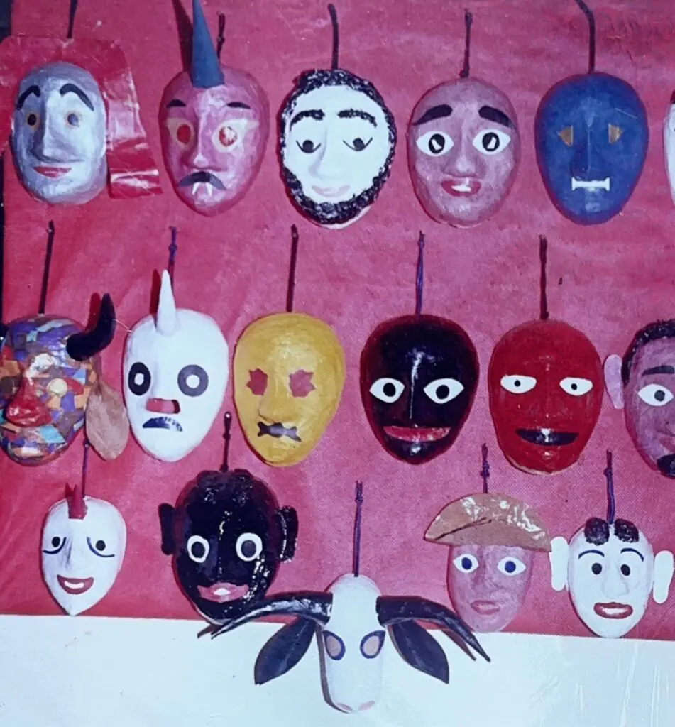 Fotografia analógica das máscaras de Pirenópolis