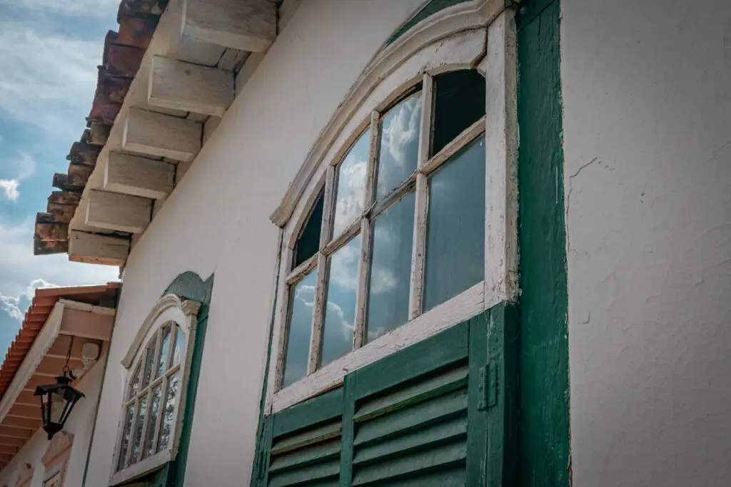 Janelas de Pirenópolis: Beleza e História na Arquitetura
