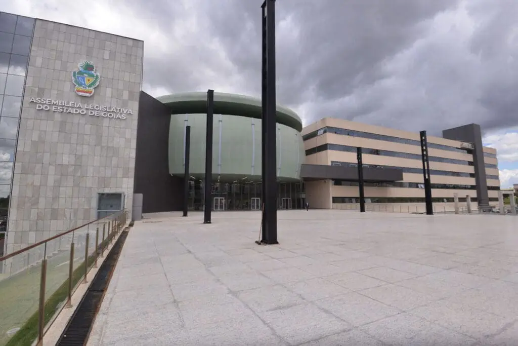 Licença Parlamentar em Goiás Gera Críticas e Debate Ético