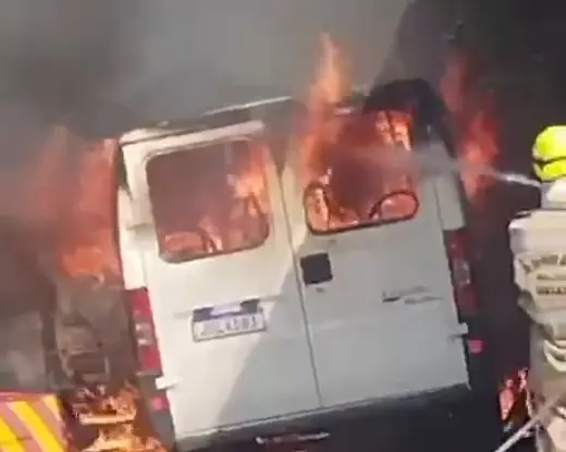Van escolar pega fogo no Jardim Santa Bárbara em Pirenópolis