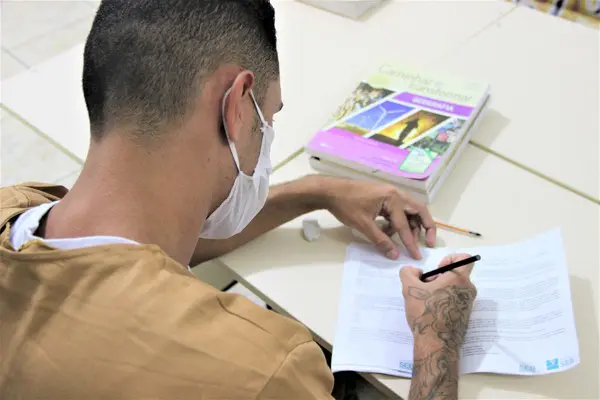 Goiás tem recorde de presos inscritos no Enem 2025