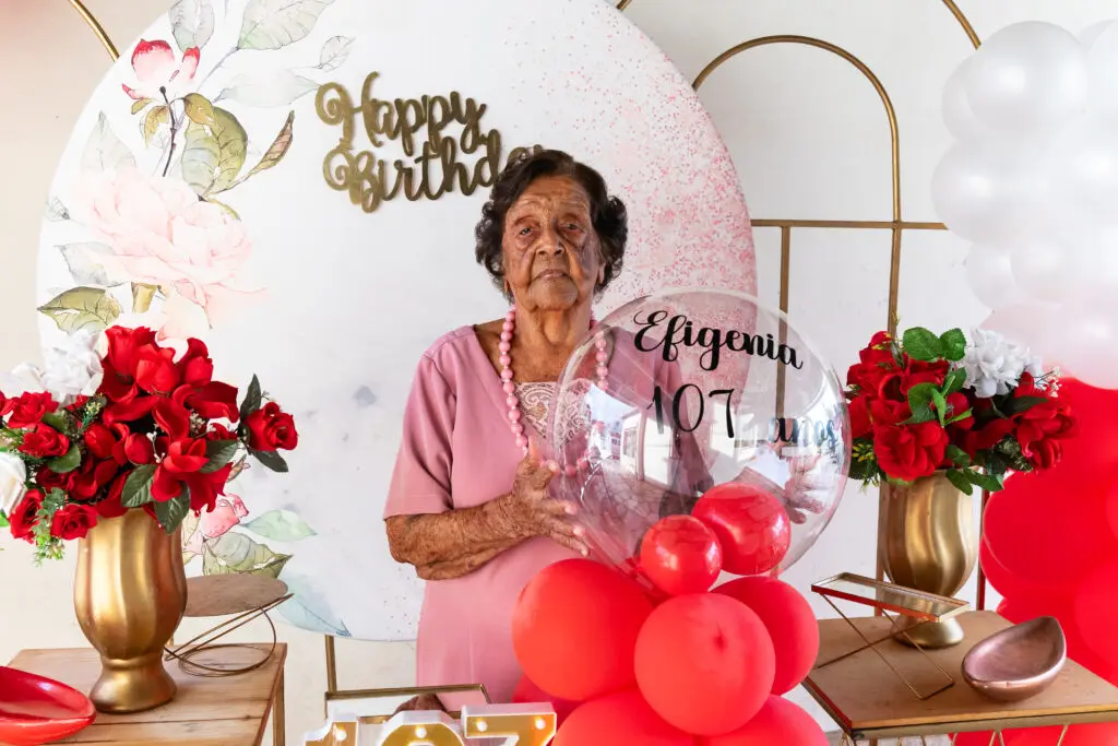 Dona Efigênia celebra 107 anos de vida e leveza em Pirenópolis