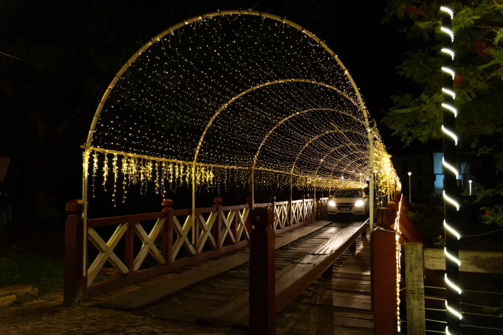 Luzes natalinas sobre o Rio das Almas