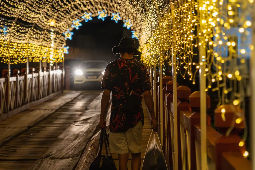 Luzes natalinas sobre o Rio das Almas