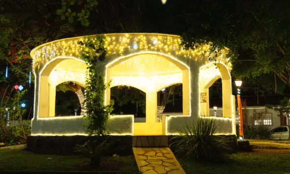Coreto iluminado relembra história da Igreja dos Pretos
