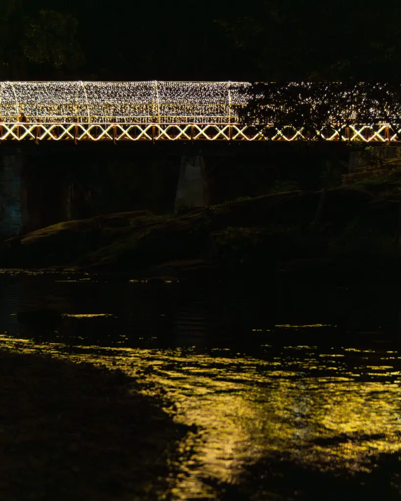 Luzes natalinas sobre o Rio das Almas