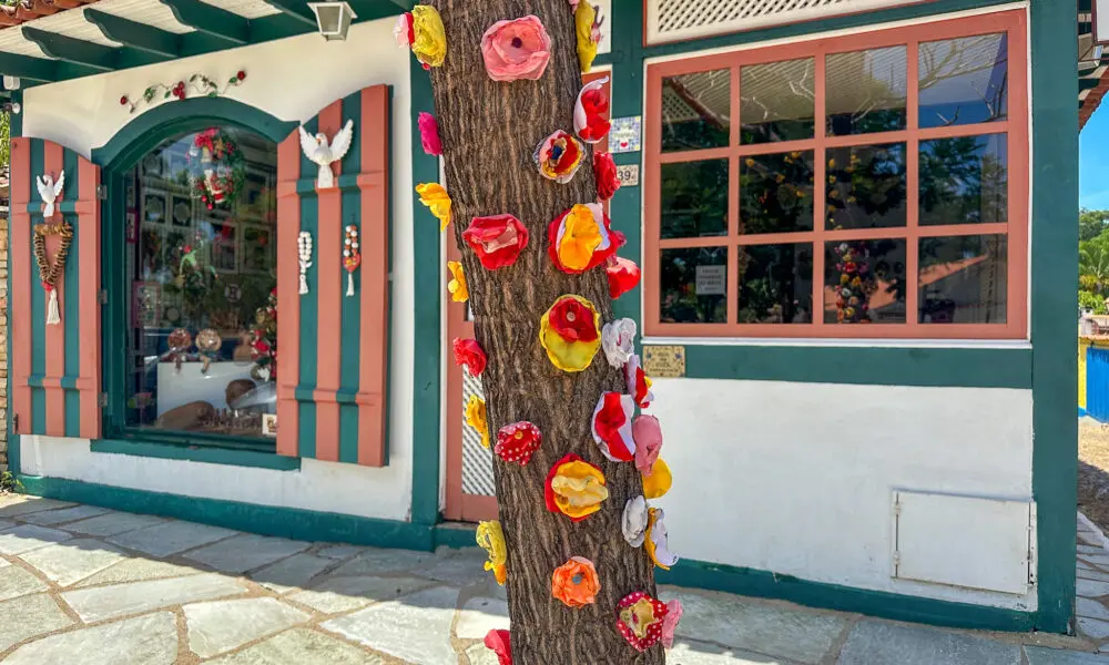 Árvore decorada destaca presença do artesanato em Pirenópolis