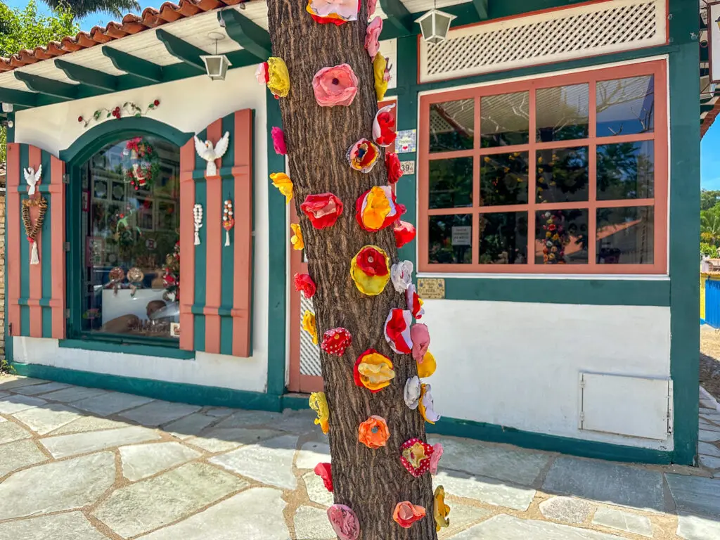 Árvore decorada destaca presença do artesanato em Pirenópolis