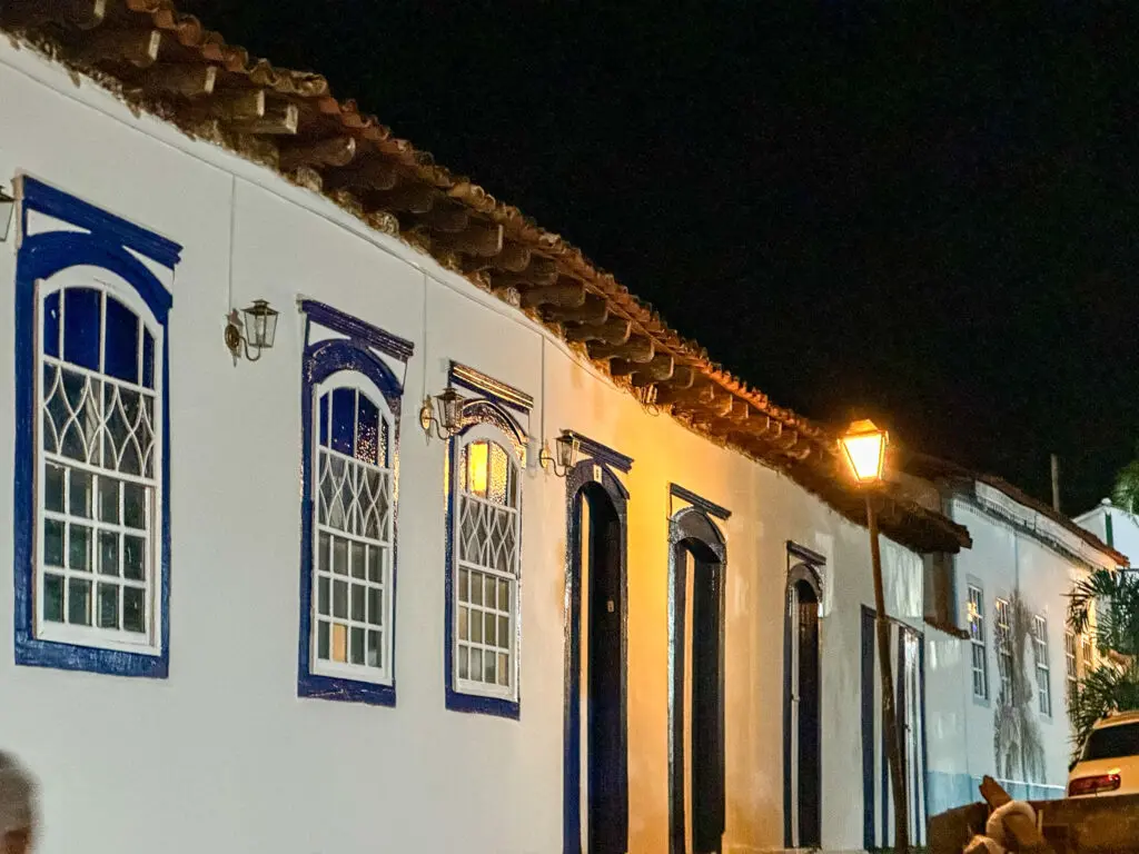 Arquitetura colonial ilumina a noite em Pirenópolis