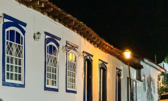 Arquitetura colonial ilumina a noite em Pirenópolis