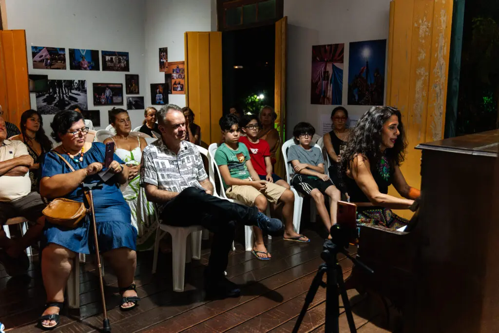 A magia do Natal vai iluminar as ruas de PirenópolisA tradicional Caravana Iluminada de Natal da Coca-Cola chega à cidade no dia 29 de novembro de 2025, trazendo um espetáculo cheio de luzes, música e emoção. O evento, que percorre diversas cidades do Brasil, promete encantar moradores e turistas com sua cenografia natalina e caminhões decorados, espalhando o espírito natalino por onde passa.O desfile está programado para começar a partir das 17h, com concentração na Rua Comendador Joaquim Alves, no coração do centro histórico de Pirenópolis. A iniciativa faz parte da turnê nacional da Coca-Cola, que todos os anos celebra o Natal com uma mensagem de esperança, união e solidariedade.O que esperar da Caravana IluminadaA caravana é composta por caminhões temáticos com milhares de luzes LED, trilha sonora natalina e personagens icônicos, incluindo o famoso Papai Noel da Coca-Cola. As luzes dançam ao som das músicas, criando uma experiência visual e sensorial que emociona pessoas de todas as idades.O desfile costuma durar cerca de uma hora e meia e percorre as principais ruas centrais, com paradas estratégicas para fotos e interação com o público. Além do espetáculo de luzes, o evento reforça mensagens de sustentabilidade e conscientização, incentivando o consumo responsável e a preservação do meio ambiente, temas que a marca tem incorporado em suas ações nos últimos anos.Dica para quem vai assistirA recomendação é chegar com antecedência, já que a caravana atrai grande público. Leve uma garrafinha de água, use roupas leves e aproveite o clima de confraternização que toma conta das ruas.Para quem gosta de registrar momentos, este é o evento perfeito para fotos e vídeos. O contraste das luzes com o casario colonial de Pirenópolis cria um cenário único e muito procurado para registros nas redes sociais.O comércio local também costuma se preparar para a data, oferecendo promoções, cardápios temáticos e vitrines decoradas. É uma ótima oportunidade para prestigiar os empreendedores da cidade e viver o clima natalino de forma completa.Natal em Pirenópolis: tradição e encantoPirenópolis é conhecida por unir história, cultura e hospitalidade, e o Natal é um dos períodos mais encantadores para visitar a cidade. As ruas ganham iluminação especial, a Igreja Matriz se torna ponto de encontro para moradores e visitantes, e o clima de celebração toma conta de cada esquina.Com a chegada da Caravana Iluminada da Coca-Cola, o calendário natalino da cidade começa oficialmente, marcando o início de uma temporada festiva que promete movimentar o turismo e fortalecer os laços comunitários.Data: 29 de novembro de 2025, a partir das 17h
Local: Rua Comendador Joaquim Alves, 28, Centro, Pirenópolis, GO
Entrada: Gratuita
Classificação: Livre para todos os públicos.