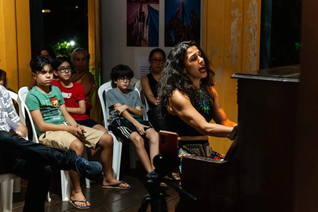 Debora di Sá se apresenta na APLAM em Pirenópolis