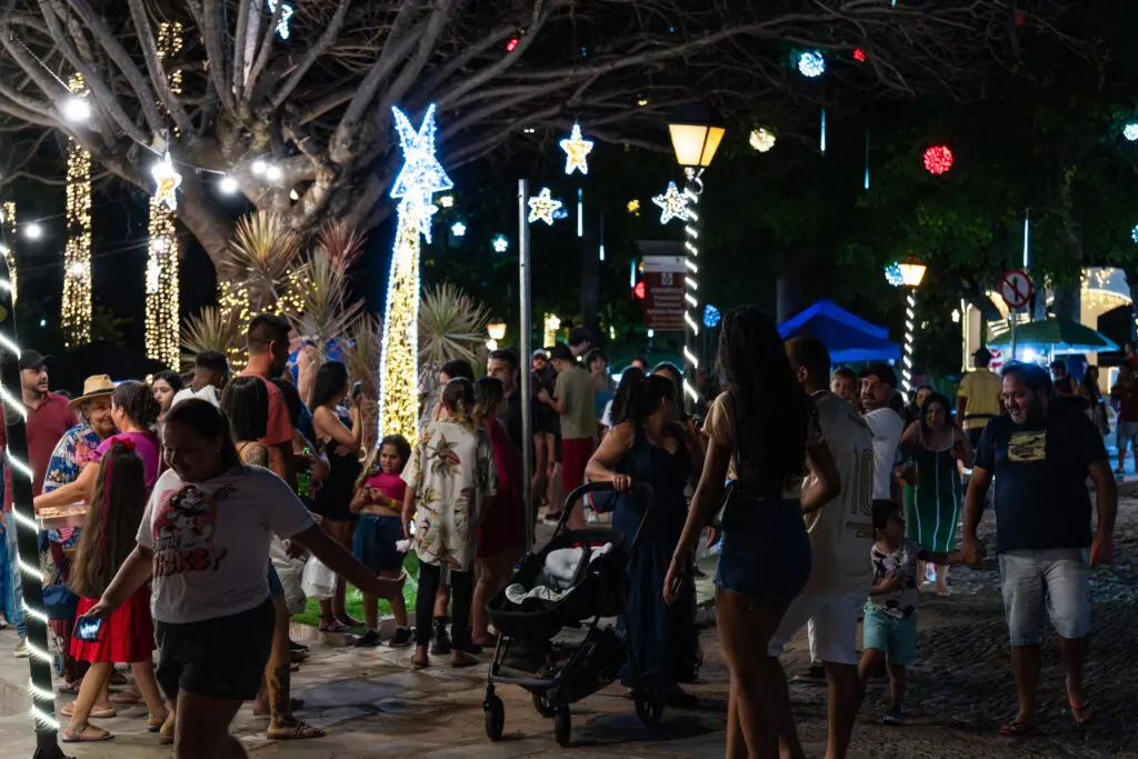 Caravana da Coca-Cola ilumina Piren&oacute;polis e encanta o p&uacute;blico
