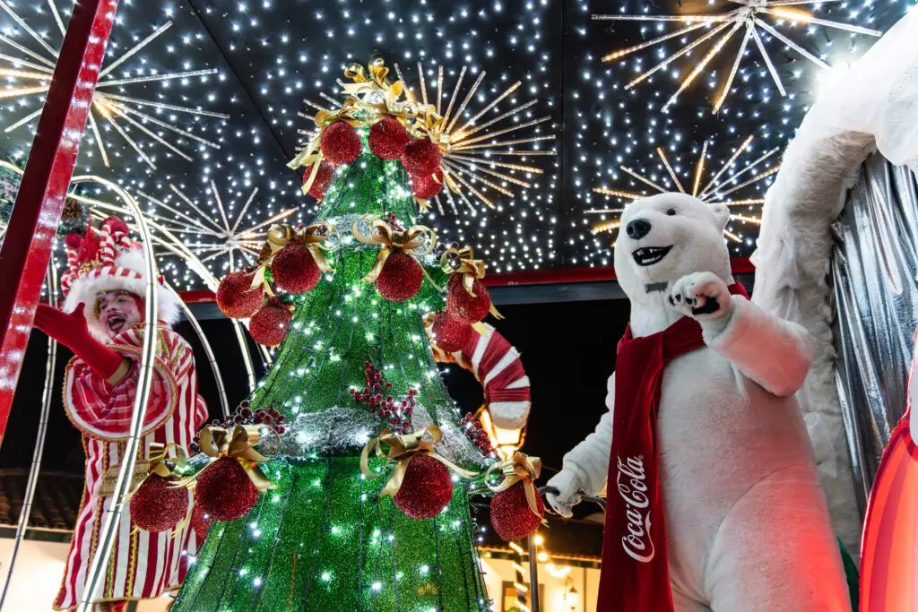 Caravana da Coca-Cola ilumina Piren&oacute;polis e encanta o p&uacute;blico