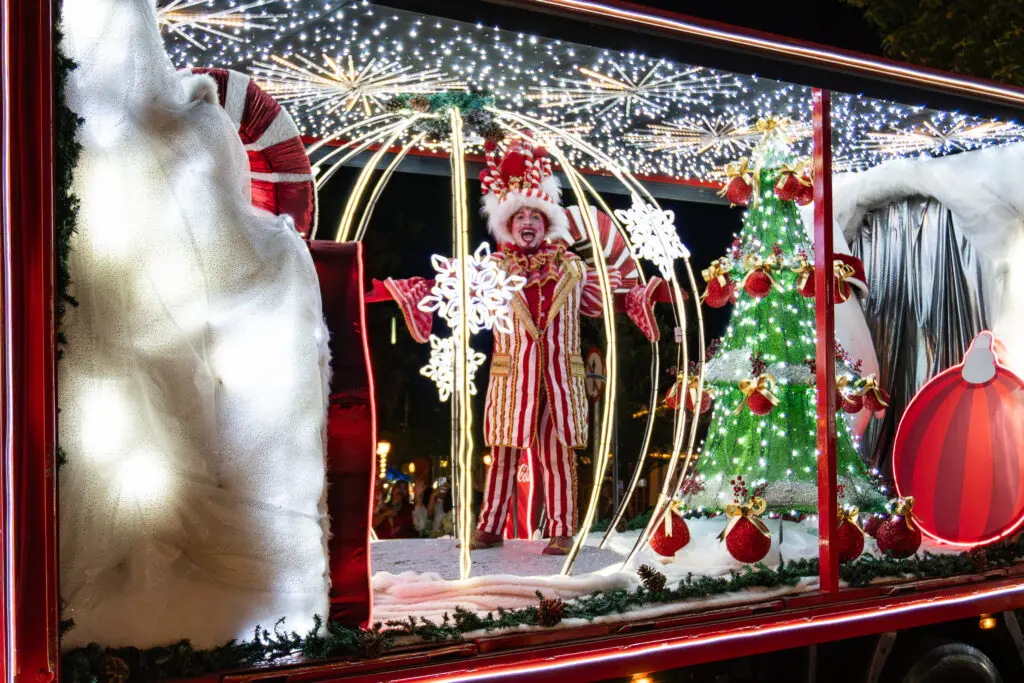 Caravana da Coca-Cola ilumina Piren&oacute;polis e encanta o p&uacute;blico