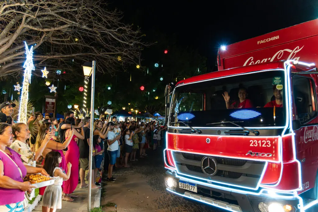 Caravana da Coca-Cola ilumina Piren&oacute;polis e encanta o p&uacute;blico
