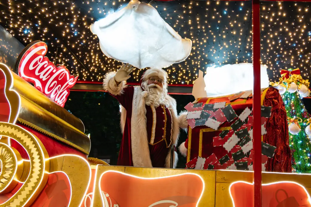 Caravana da Coca-Cola ilumina Pirenópolis e encanta o público