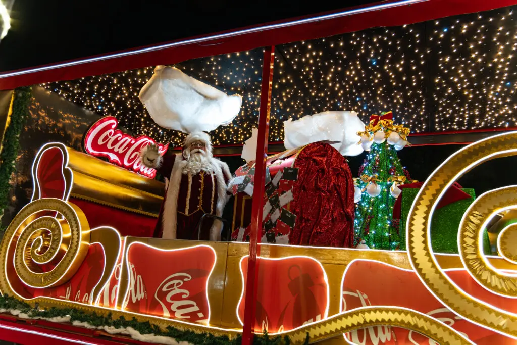Caravana da Coca-Cola ilumina Piren&oacute;polis e encanta o p&uacute;blico