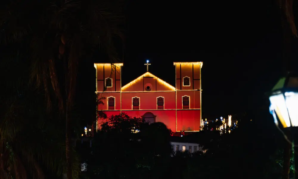Iluminacao especial da Matriz marca o natal em pirenopolis