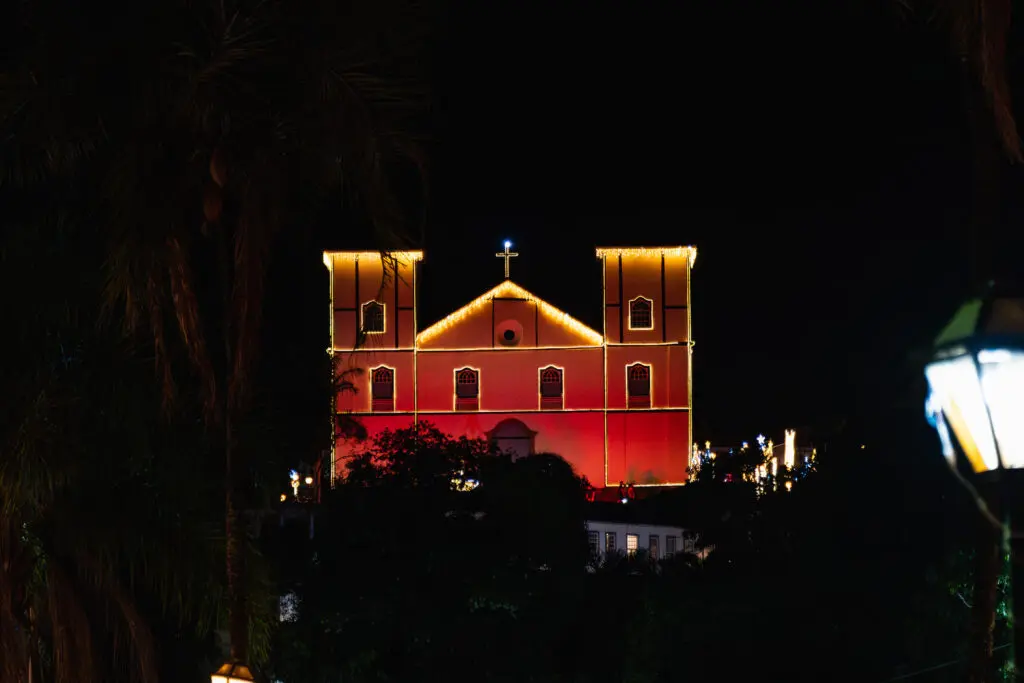 Iluminacao especial da Matriz marca o natal em pirenopolis