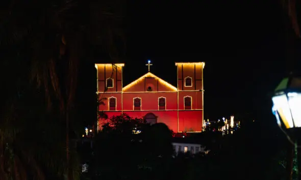 Iluminacao especial da Matriz marca o natal em pirenopolis