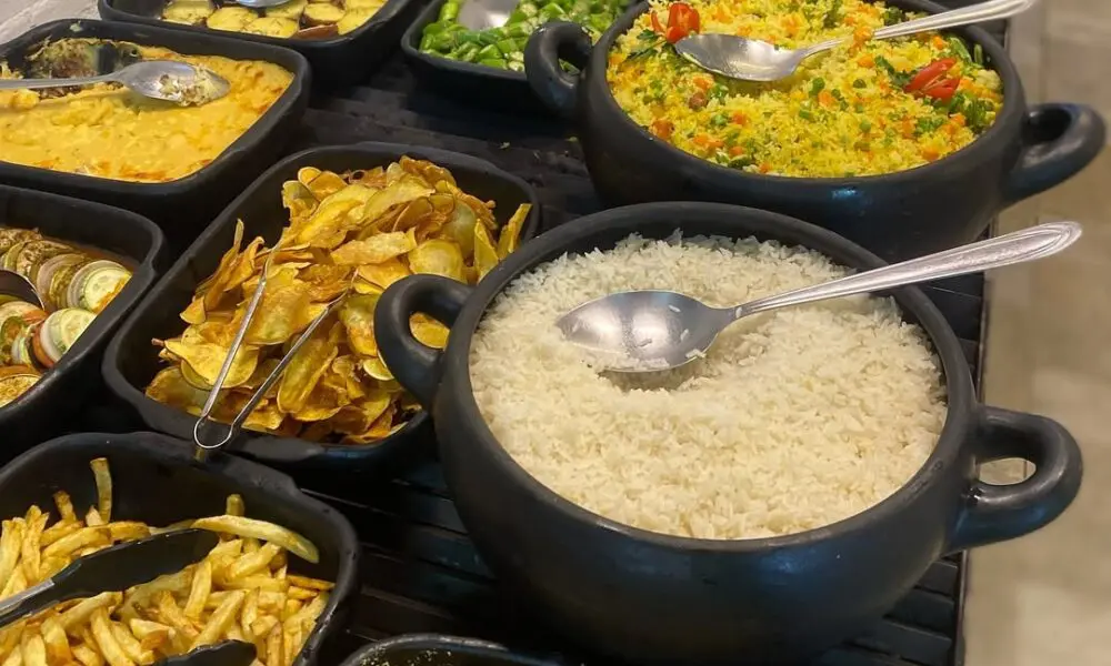 Sabor Goiano em Pirenópolis: self-service à vontade com churrasco na brasa
