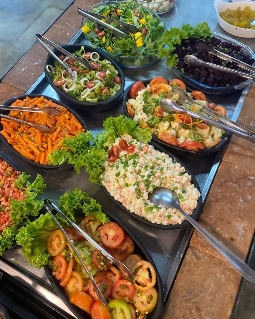 Sabor Goiano em Pirenópolis: self-service à vontade com churrasco na brasa