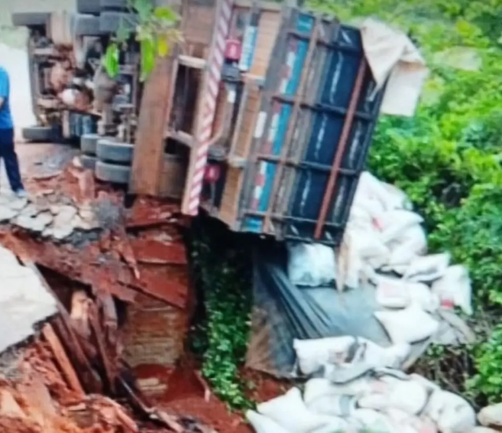 Fala Piri: Ponte do Povoado do &Iacute;ndio desaba em Piren&oacute;polis