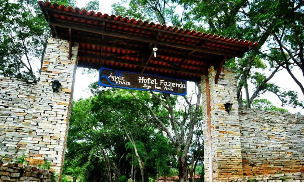 Águas Vivas Hotel Fazenda em Pirenópolis com lago e lazer