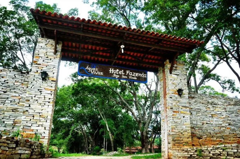 Águas Vivas Hotel Fazenda em Pirenópolis com lago e lazer