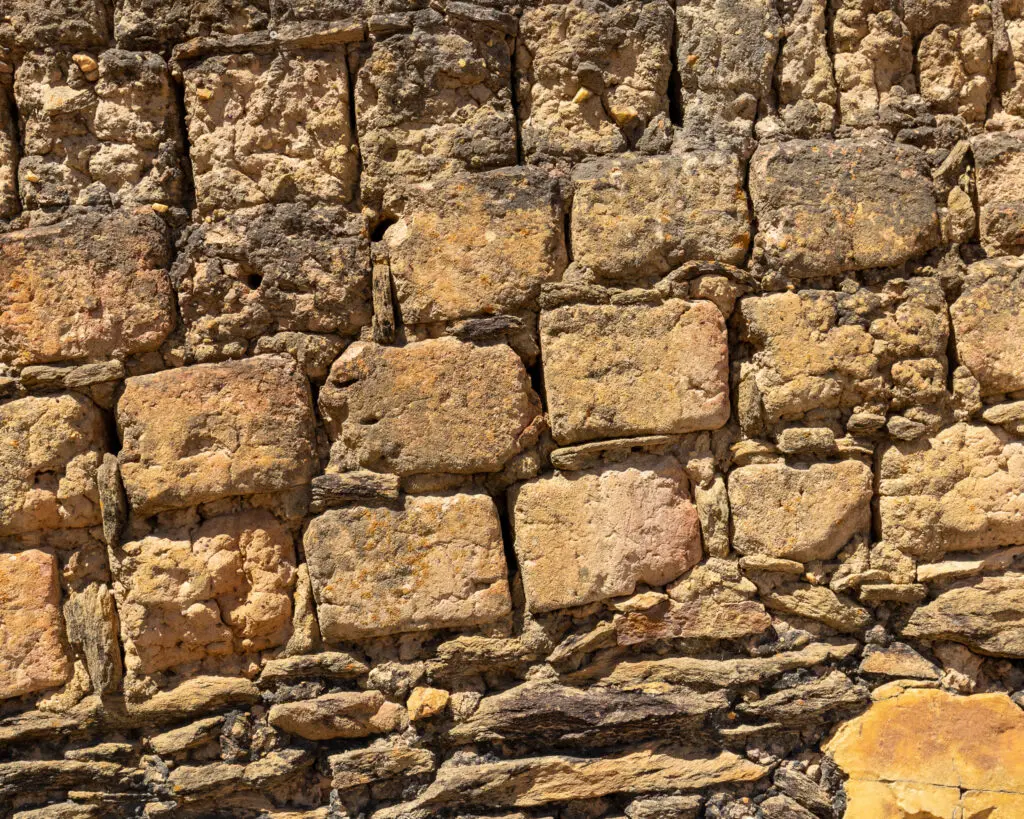 O muro de adobe sustenta memórias em Pirenópolis