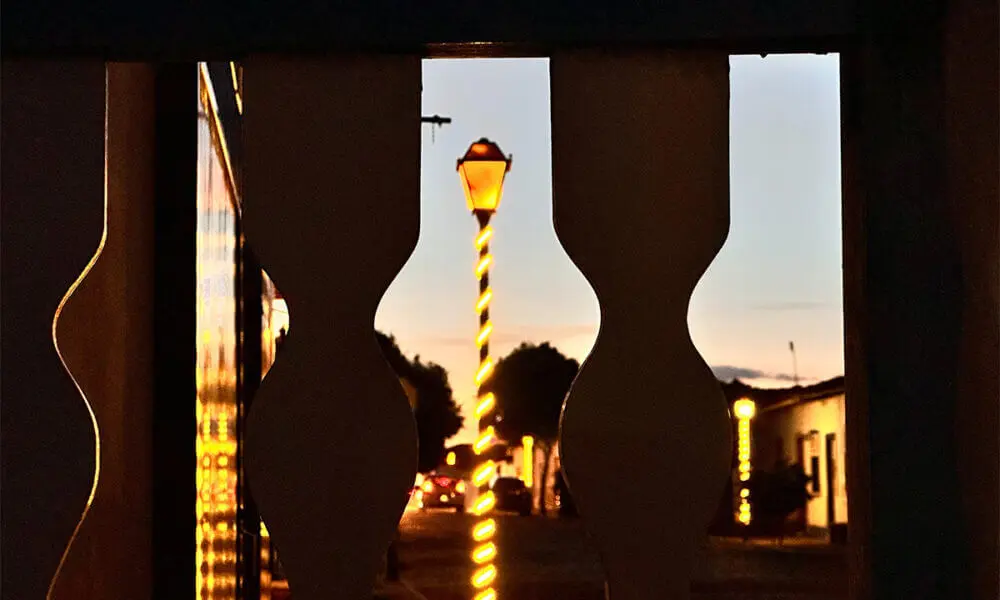 Entardecer no Centro Histórico de Pirenópolis e seus detalhes urbanos