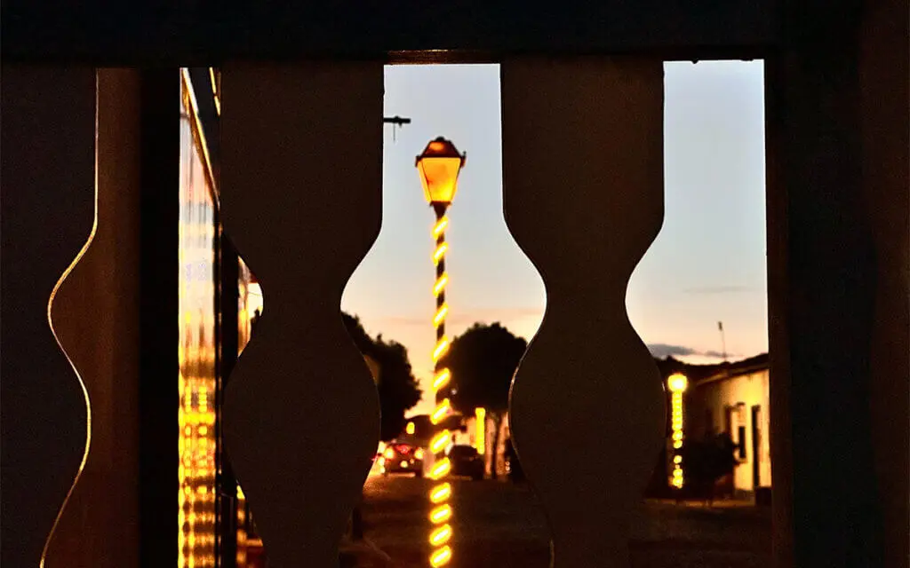 Entardecer no Centro Histórico de Pirenópolis e seus detalhes urbanos